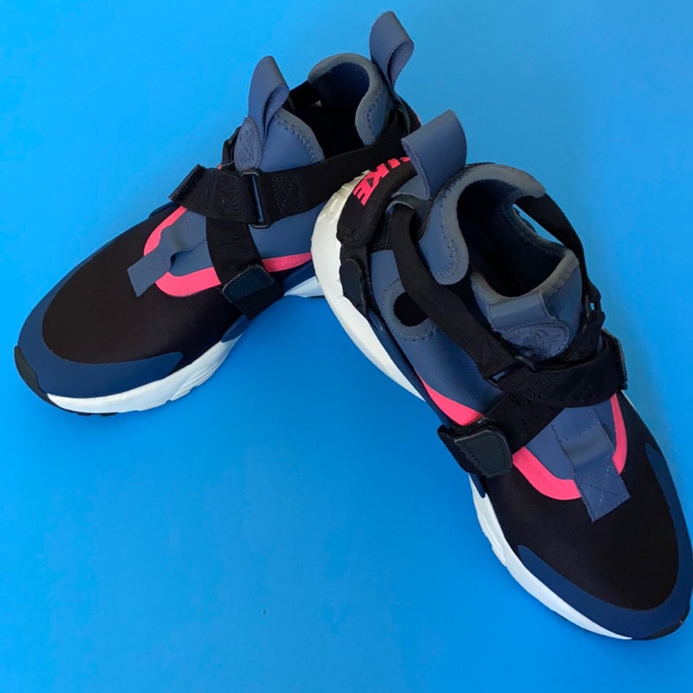 Women’s Nike Air Huarache City sz 8.5 Black/Navy Diffused Blue